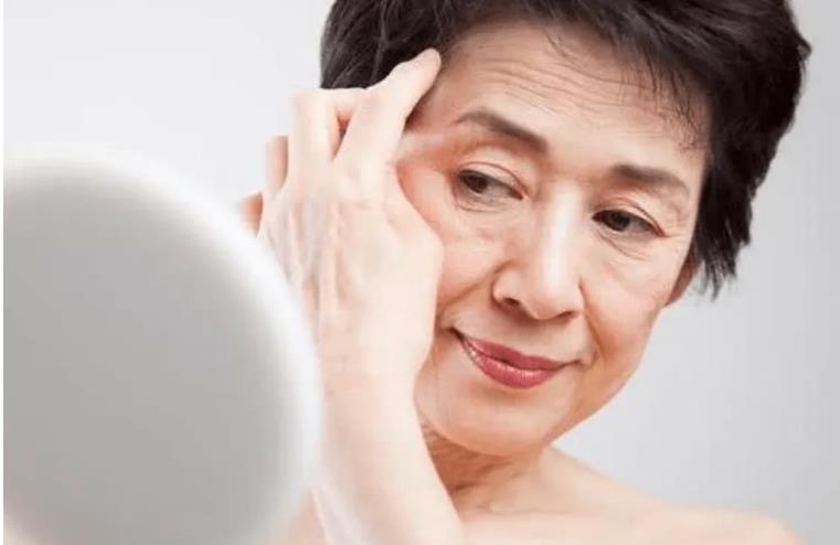 女性开始衰老时，身体会出现四个变化！早点保养，别不当回事