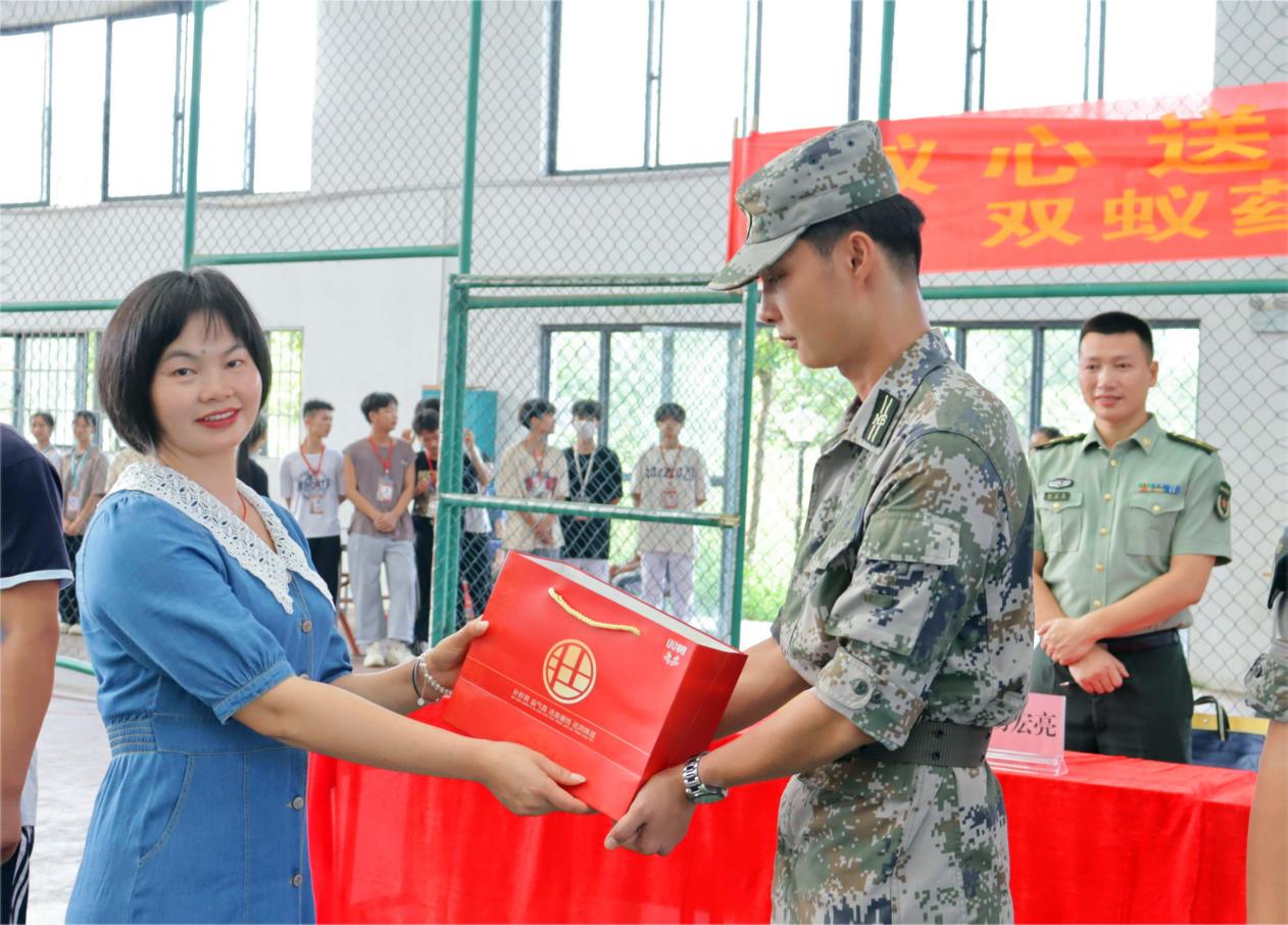 秋风送爽，蚁心送爱，情暖人心