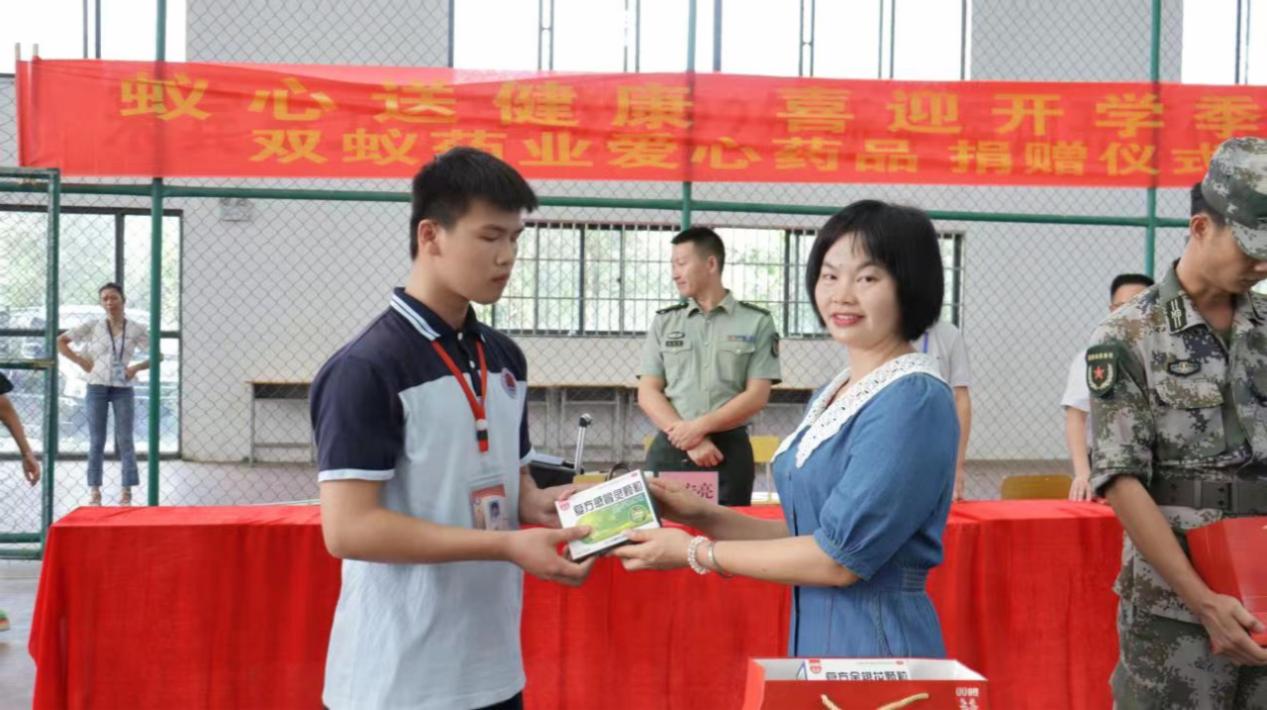 秋风送爽，蚁心送爱，情暖人心