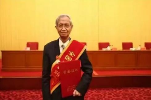 长春人民药业集团向长春中医药大学捐赠国医大师刘柏龄教授雕像