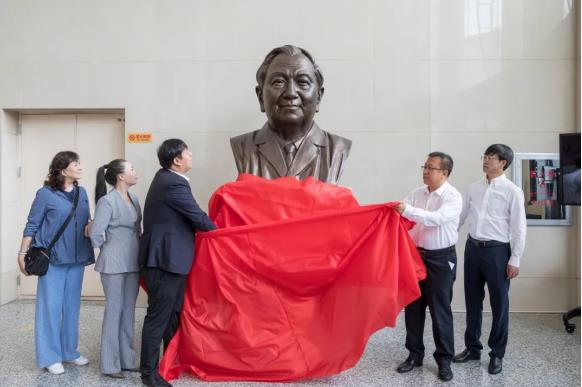 长春人民药业集团向长春中医药大学捐赠国医大师刘柏龄教授雕像