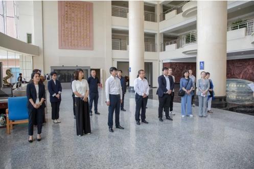 长春人民药业集团向长春中医药大学捐赠国医大师刘柏龄教授雕像