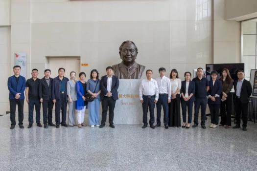 长春人民药业集团向长春中医药大学捐赠国医大师刘柏龄教授雕像