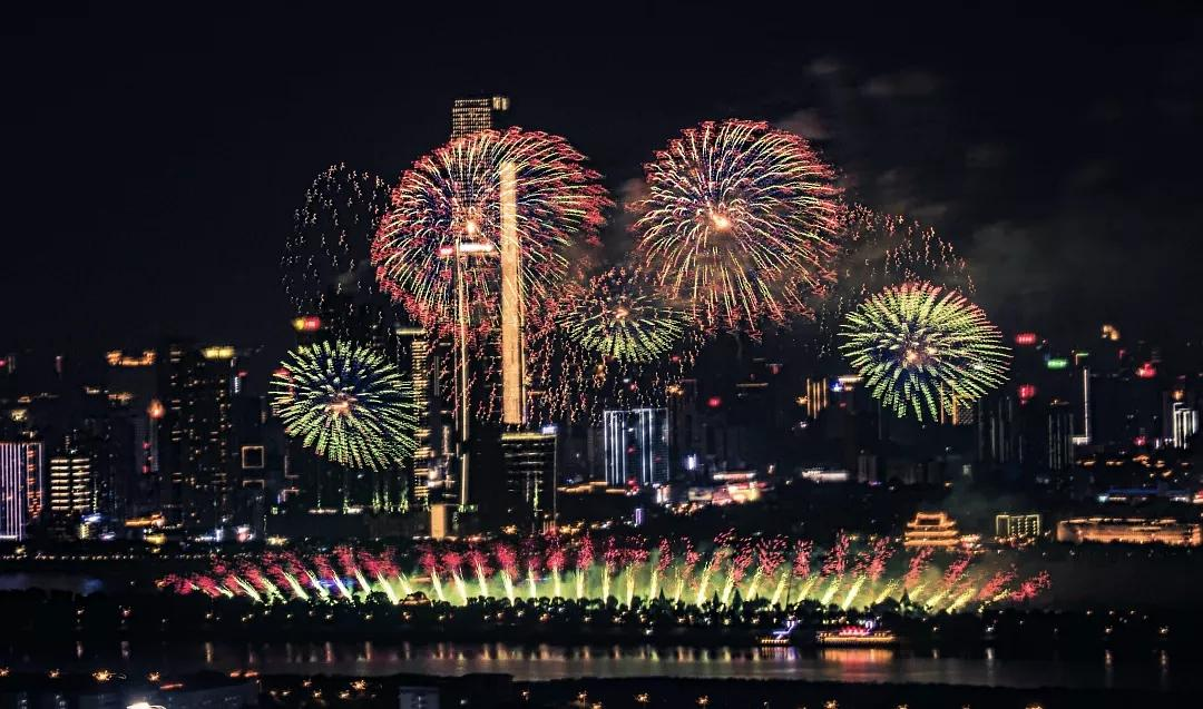 京万红龙年贺岁提示来啦：爆竹腾空辞旧岁 谨慎燃放迎新春