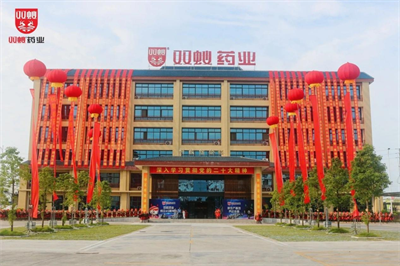 双蚁药业董事长王波与老百姓、漱玉平民等名企负责人荣获“年度人物奖”