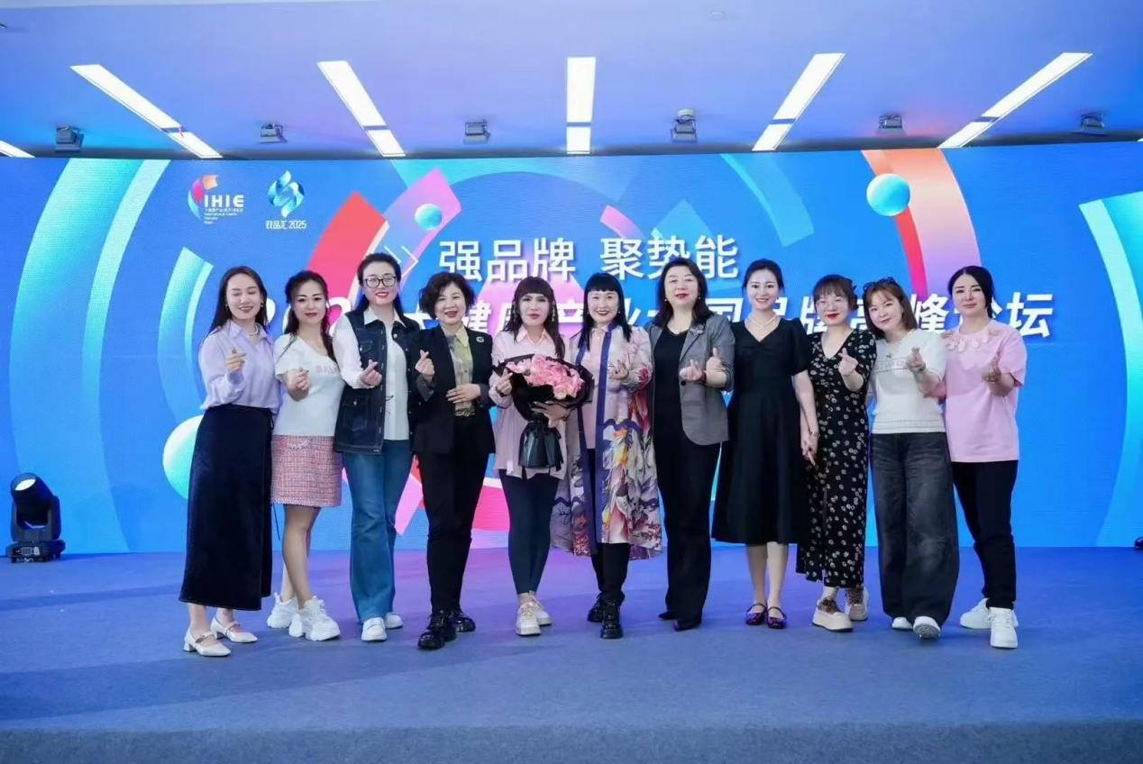 热烈祝贺四美星耀未来校长张新婷荣获双品荣耀 - 榜样人物