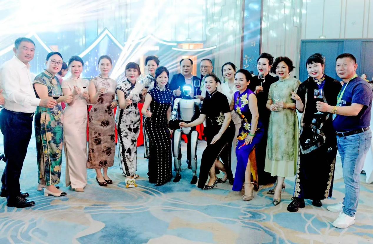 热烈祝贺四美星耀未来校长张新婷荣获“西湖奖・中国医药巾帼影响力人物”