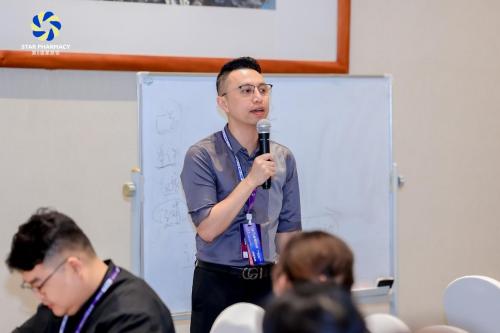 药店非药品类营销实战领航者李胜塔亮相第五届星辰会，连续两日深度参与“星辰导师面对面”研讨会，分享非药动销策略并担任主持人