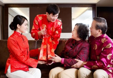 春节回家送什么？一场关乎父母健康的礼赠升级正在发生