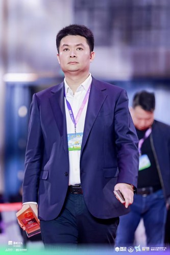 荣耀加冕 | 四川嘉氏堂董事长方洋荣膺2026乌镇健康大会“西湖奖・中国医药产业杰出人物”