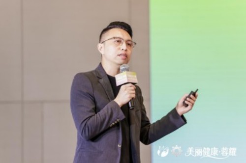 李胜塔在成都“美丽健康·蓉耀”会议主题演讲 详解情绪价值药店场景构建路径