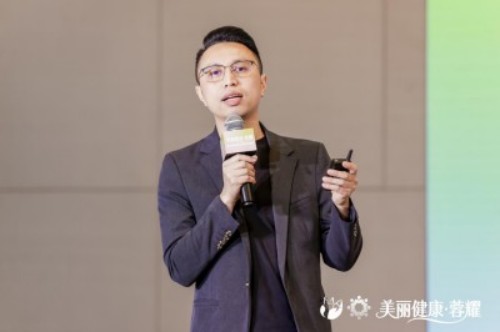 李胜塔在成都“美丽健康·蓉耀”会议主题演讲 详解情绪价值药店场景构建路径