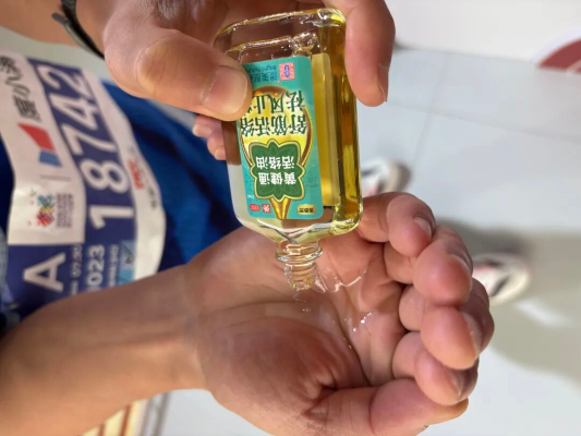 跑完西马全在秀这瓶活络油？先热后凉，跑者“完赛好物”藏不住了！